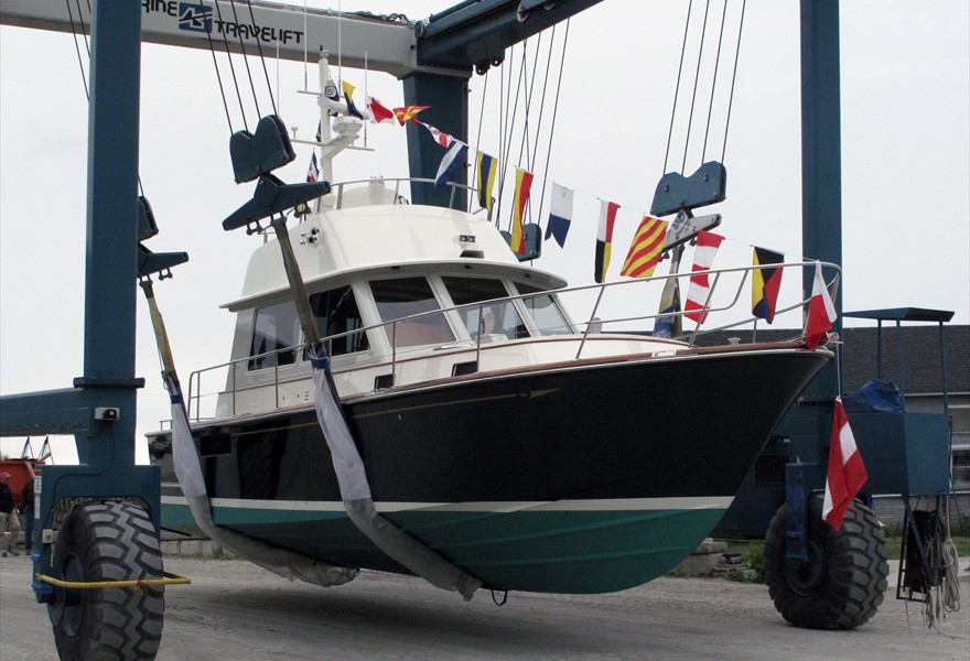 Ray Hunt Design 42' Semi-Custom Flybridge